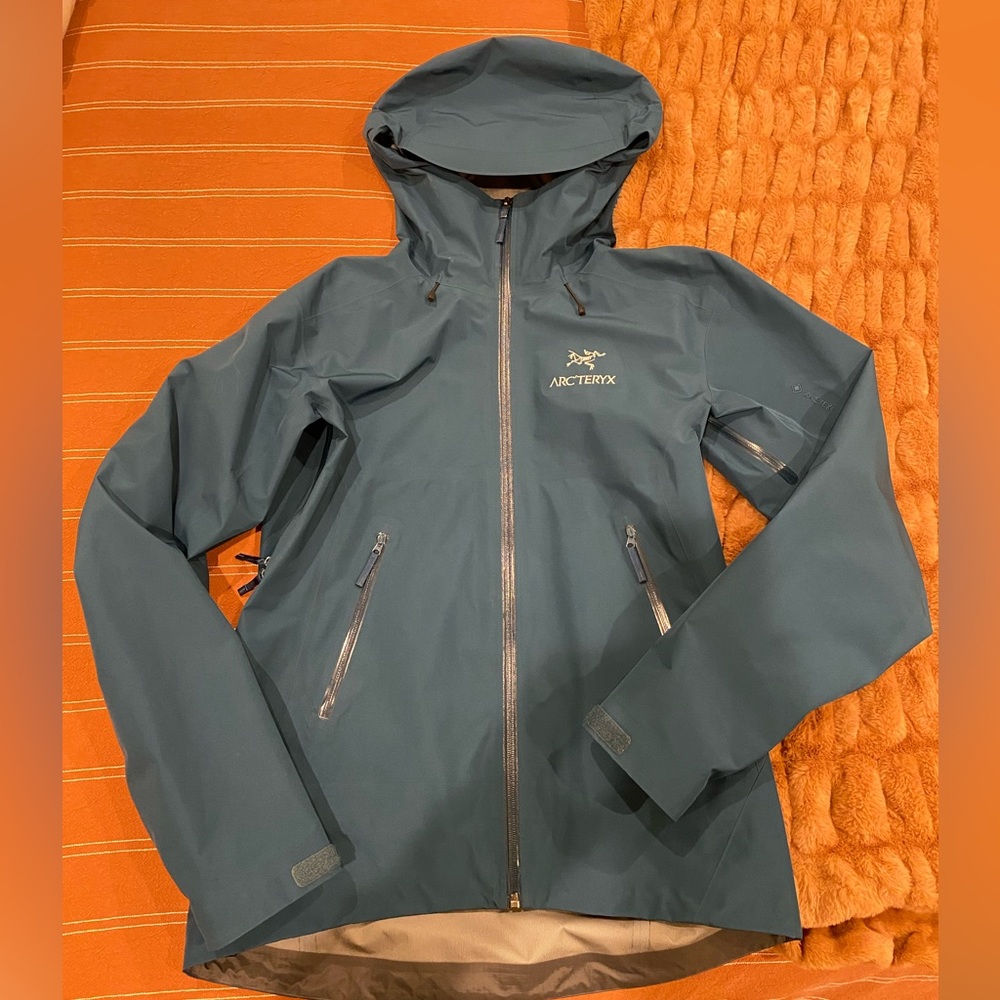 Arc’teryx mens Beta LT jacket